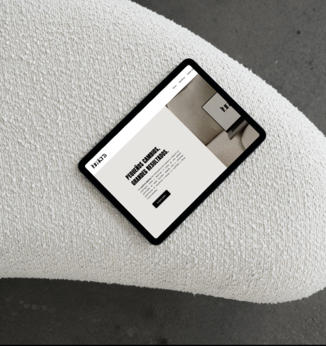 tablet que enseña la pagina web de lumicra, agencia de publicidad